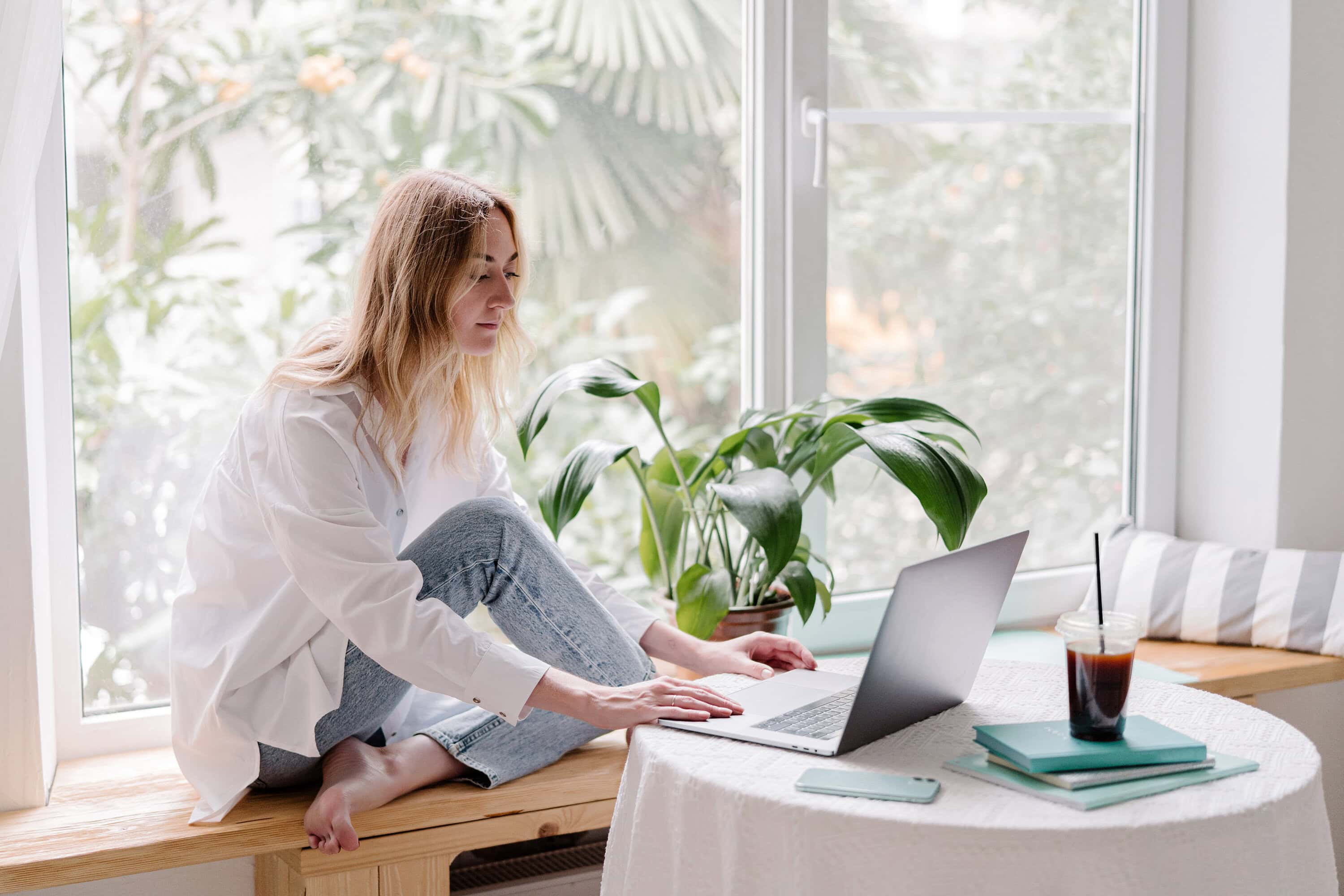 woman working on laptop. how to make $5,000 a month